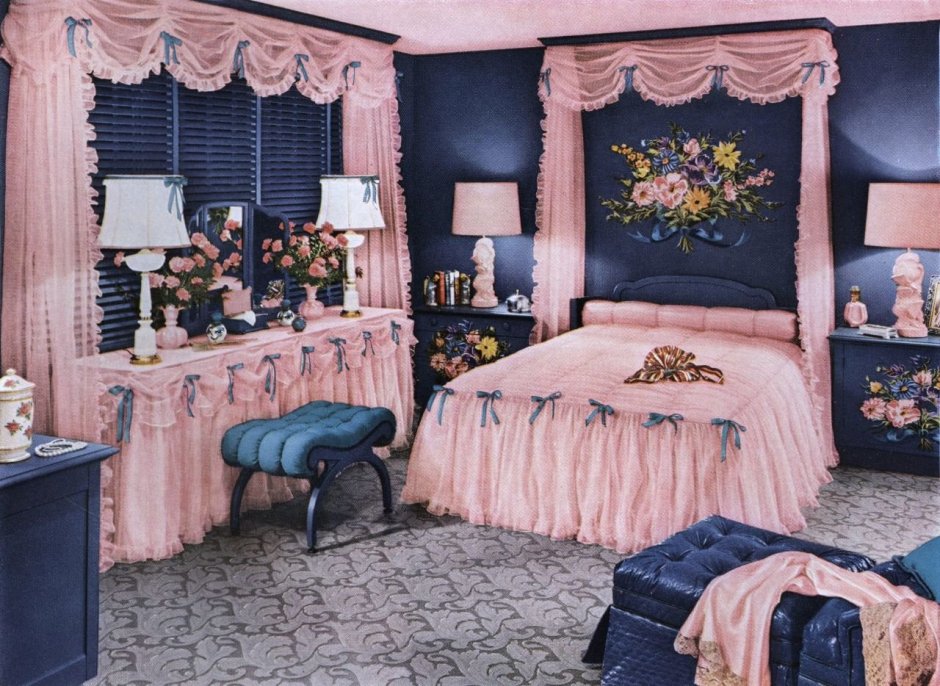 Розовая антикварная комната