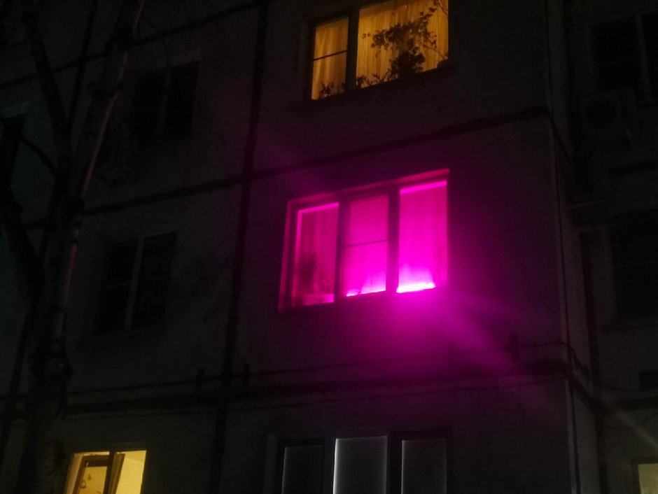Фиолетовое свечение в окнах