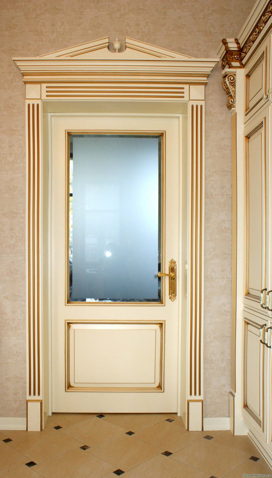 Классические двери с золотым оттенком