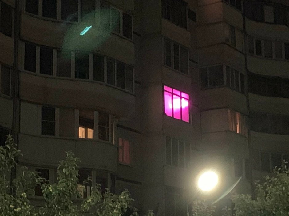 Фиолетовый свет в окнах домов