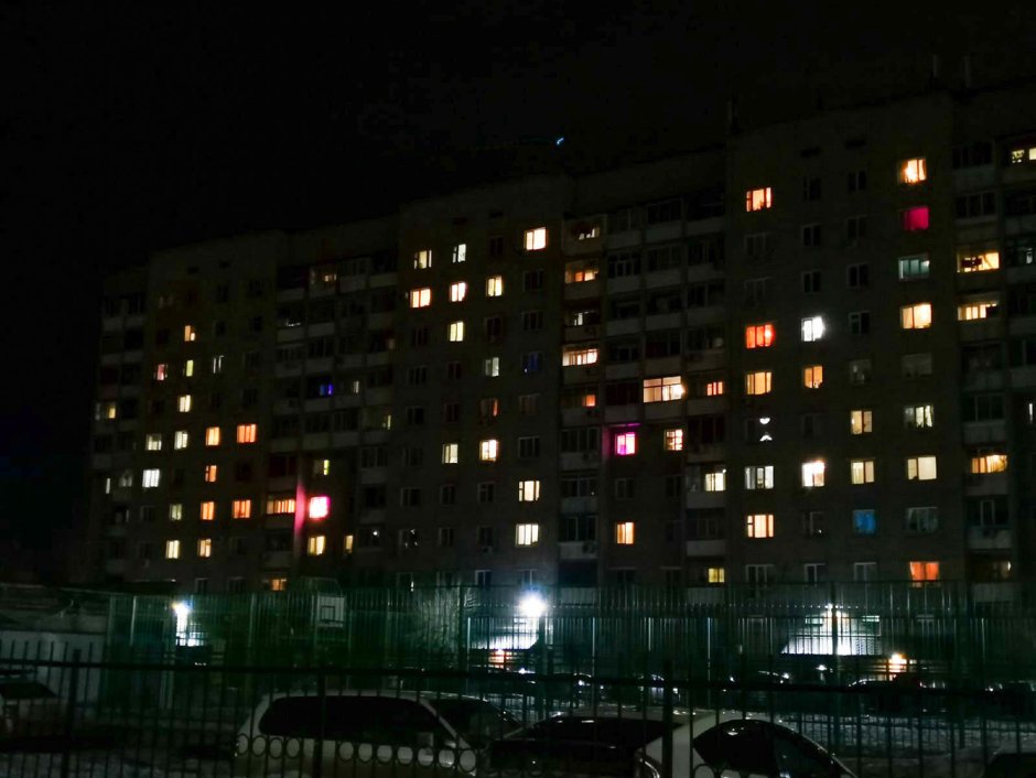 Горит свет в одном окне