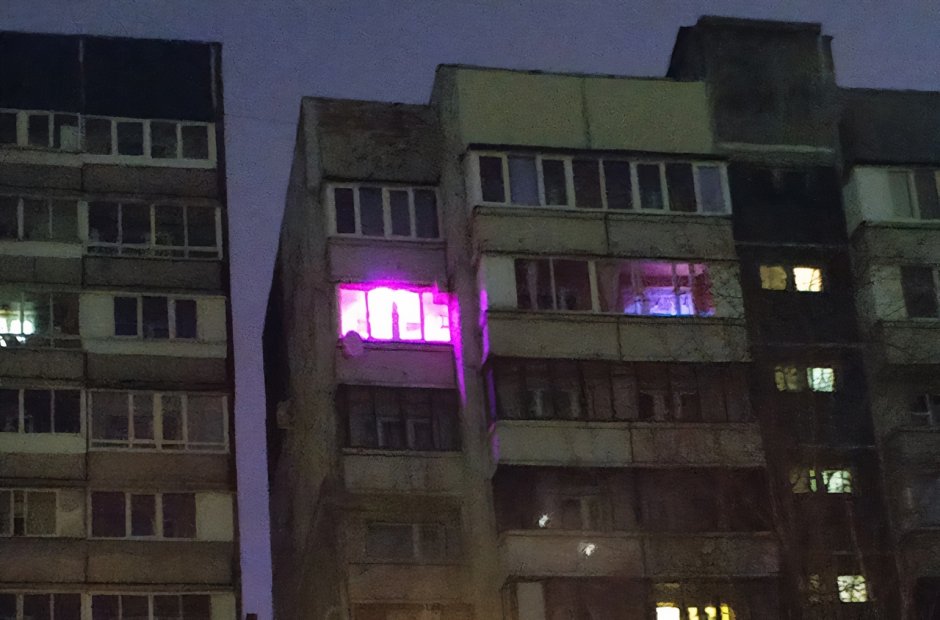 Фиолетовые окна в домах
