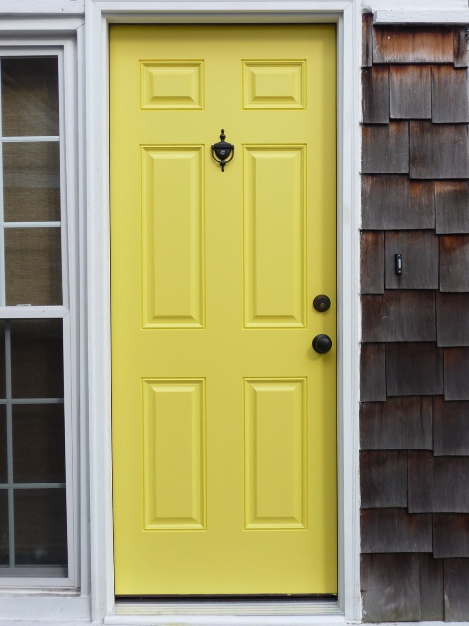Входная дверь желтого цвета