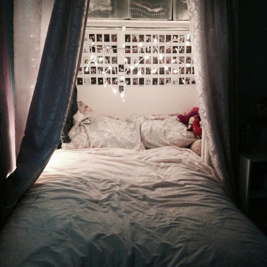 Милая комната с кроватью