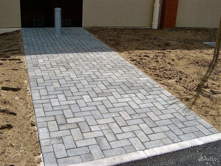 Укладка тротуарной плитки серого цвета