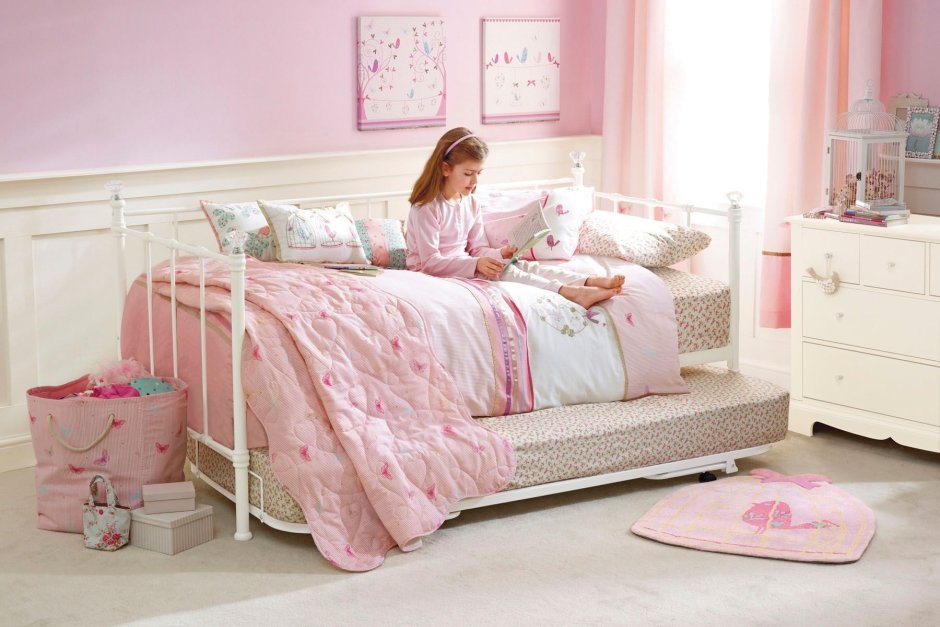 Розовая кровать в детской