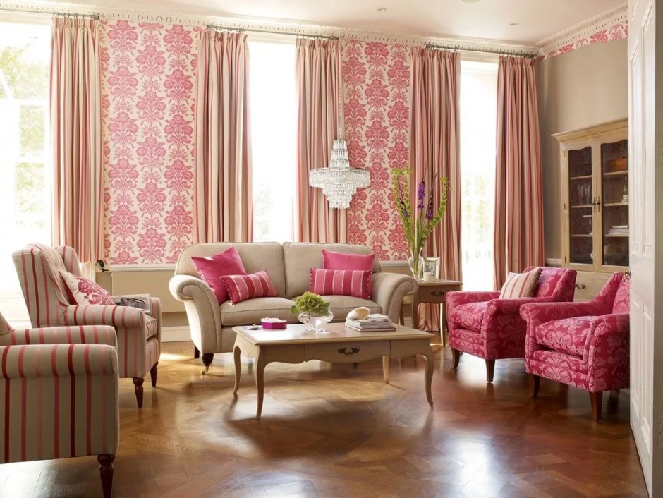 Розовый цвет в интерьере гостиной