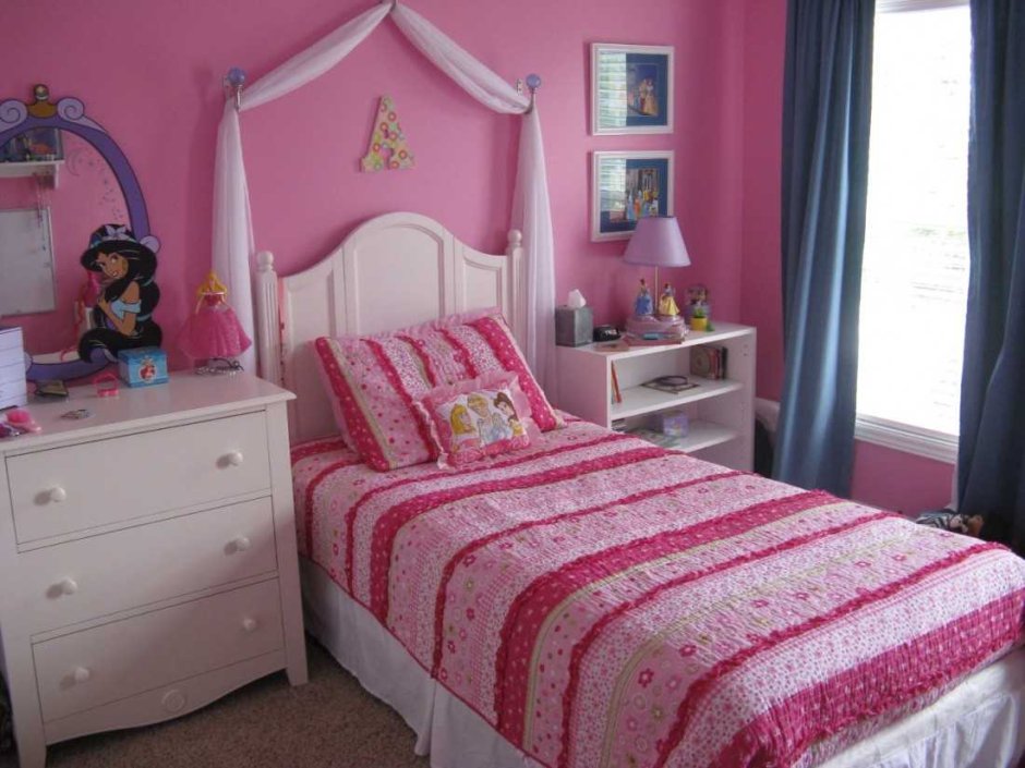 Розовая кроватка для девочки