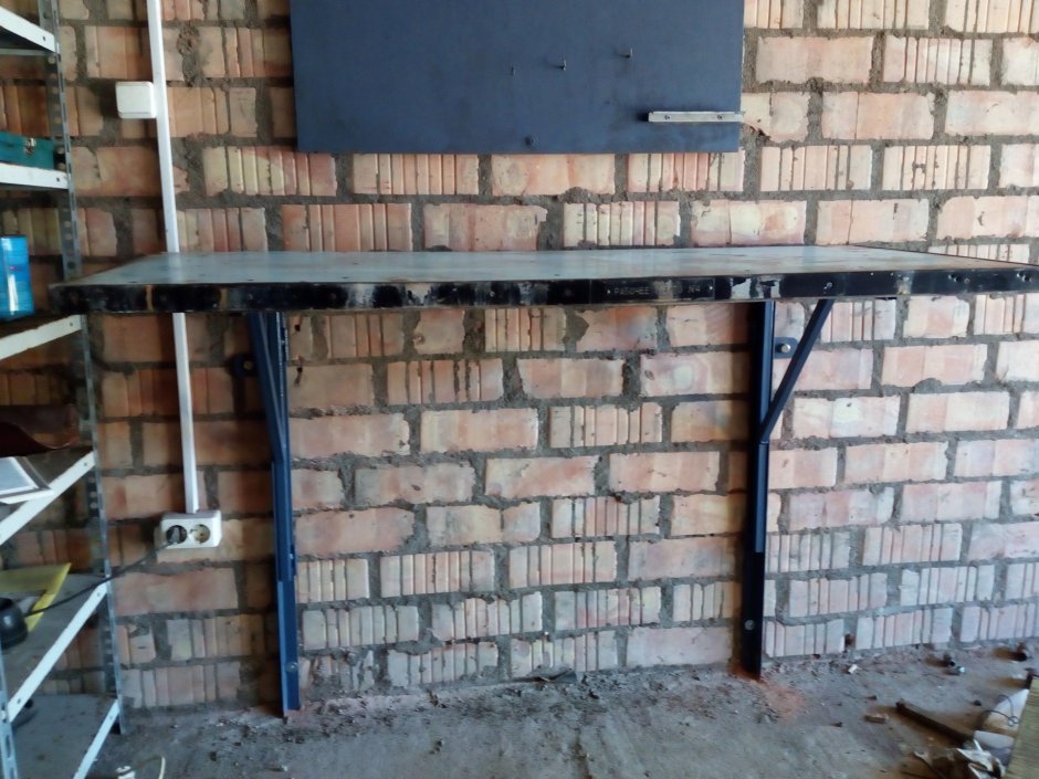 Складной стол в гараже от стены