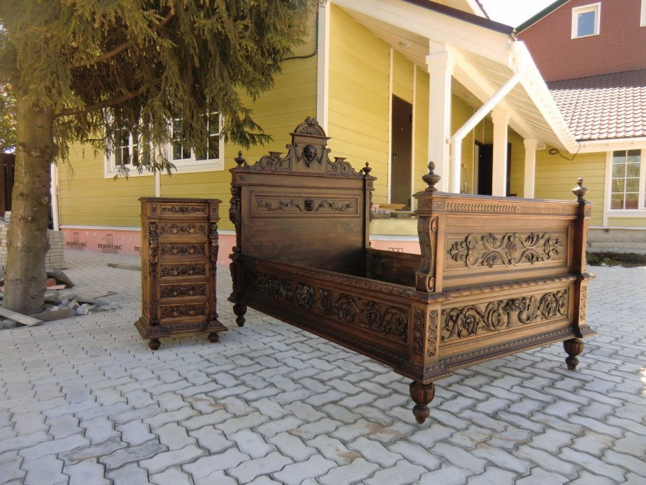 Кровать в стиле Ренессанс