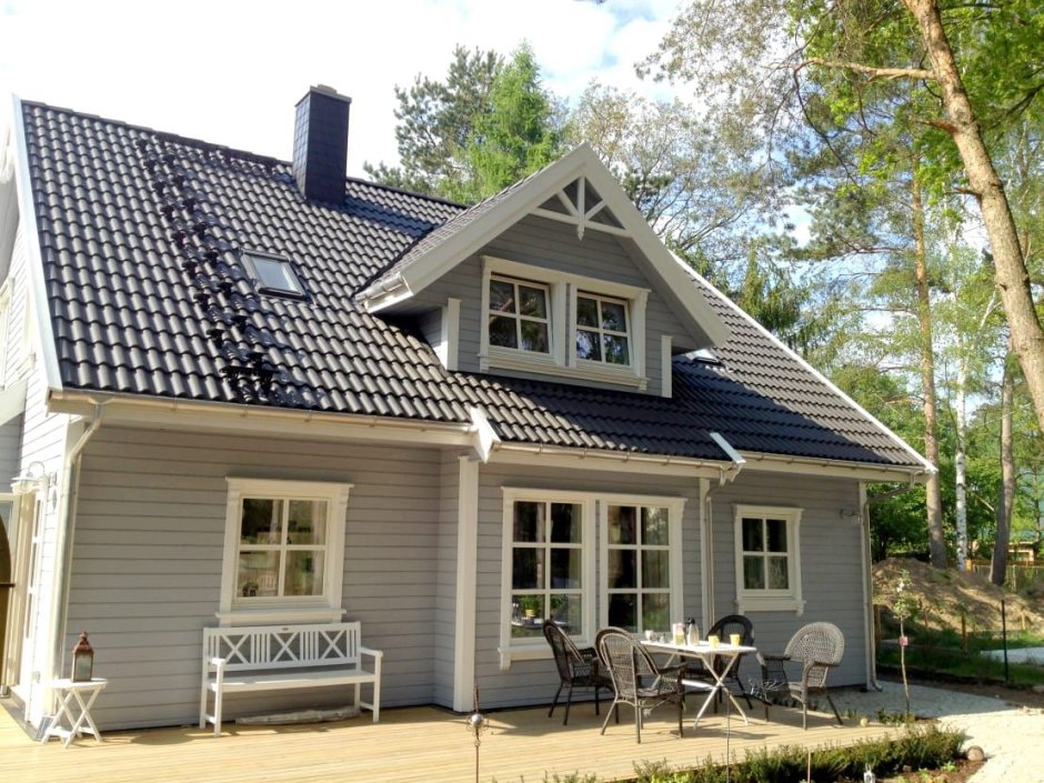 Серый дом с коричневыми окнами