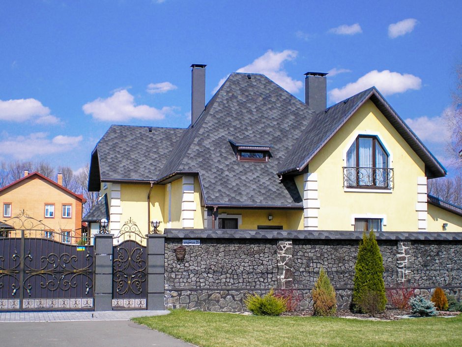 Синий дом с коричневой крышей