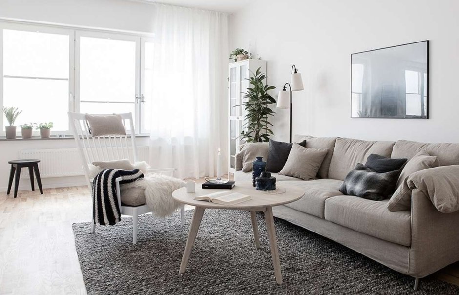 Гостиная в скандинавском стиле с красным диваном