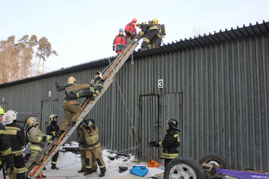 Испытание трехколенной пожарной лестницы