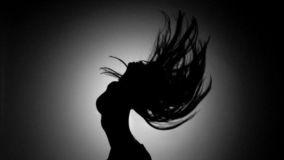 Девушка Танцующая в темноте