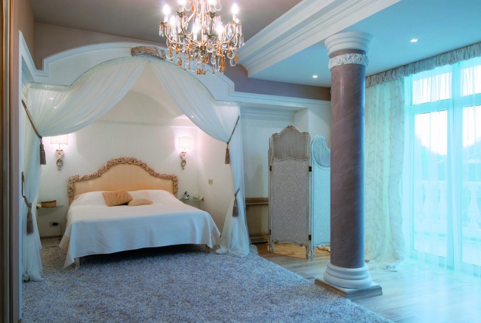 Спальня с колоннами