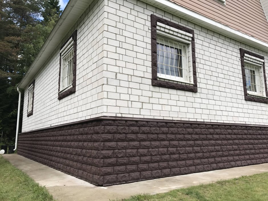 Отделка цоколя сайдингом