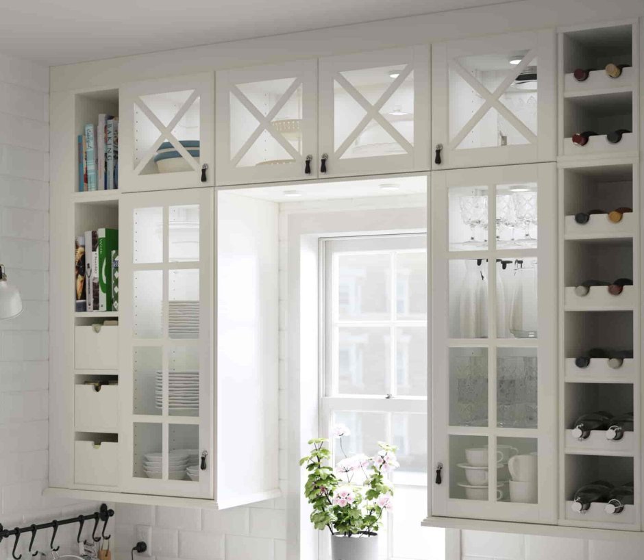 Кухня в скандинавском стиле со стеклянными шкафами