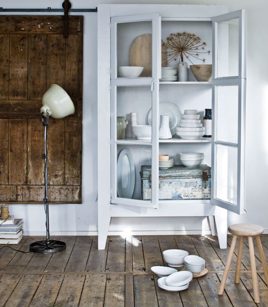 Посудный шкаф в скандинавском стиле
