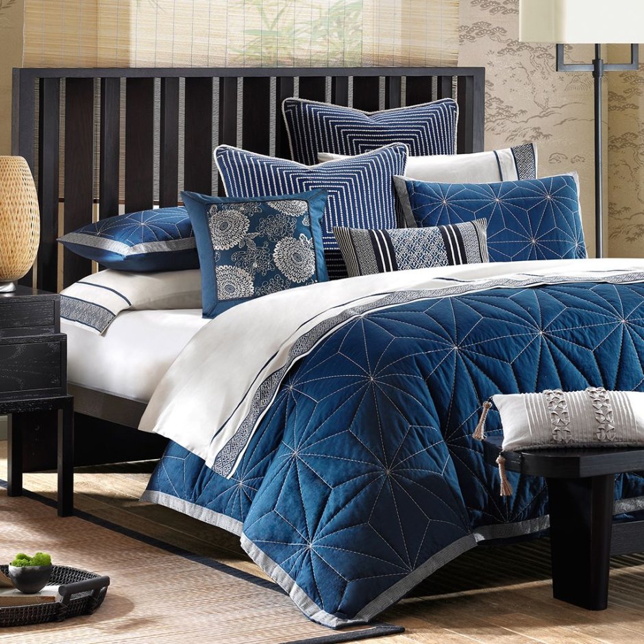 Подушки синие на кровати