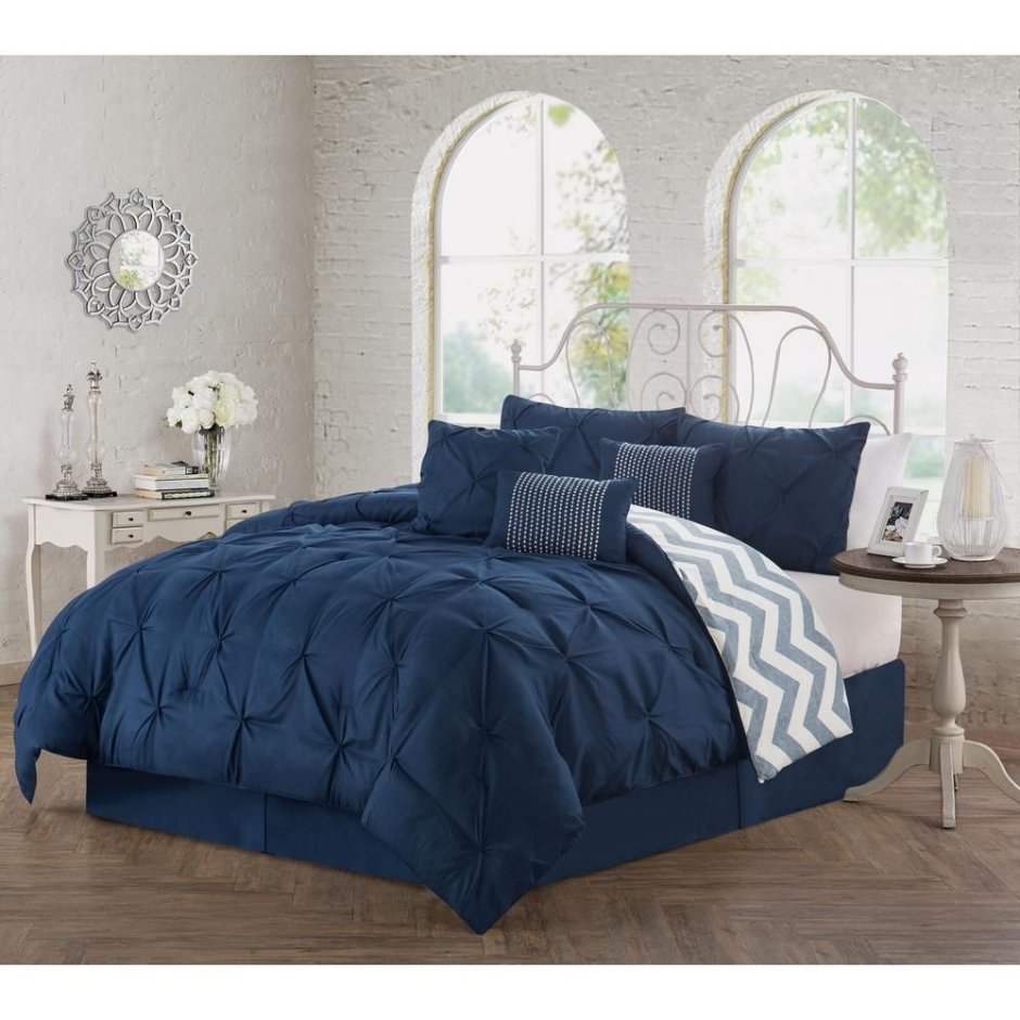 Серая кровать с синим покрывалом