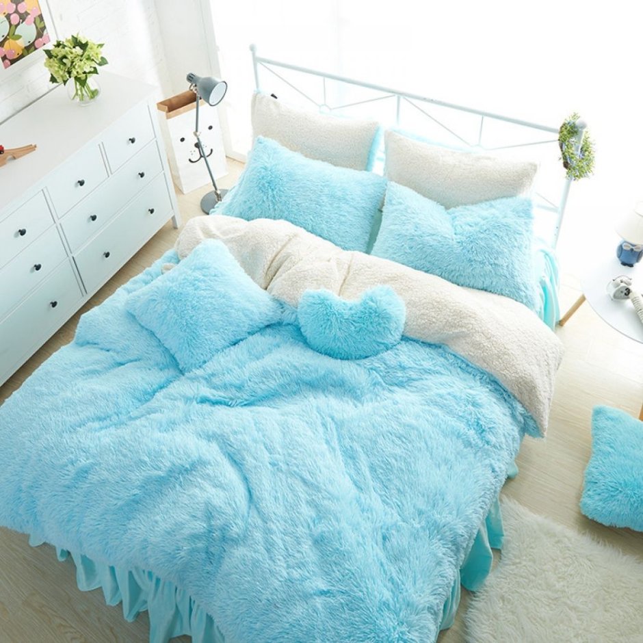 Голубая кровать