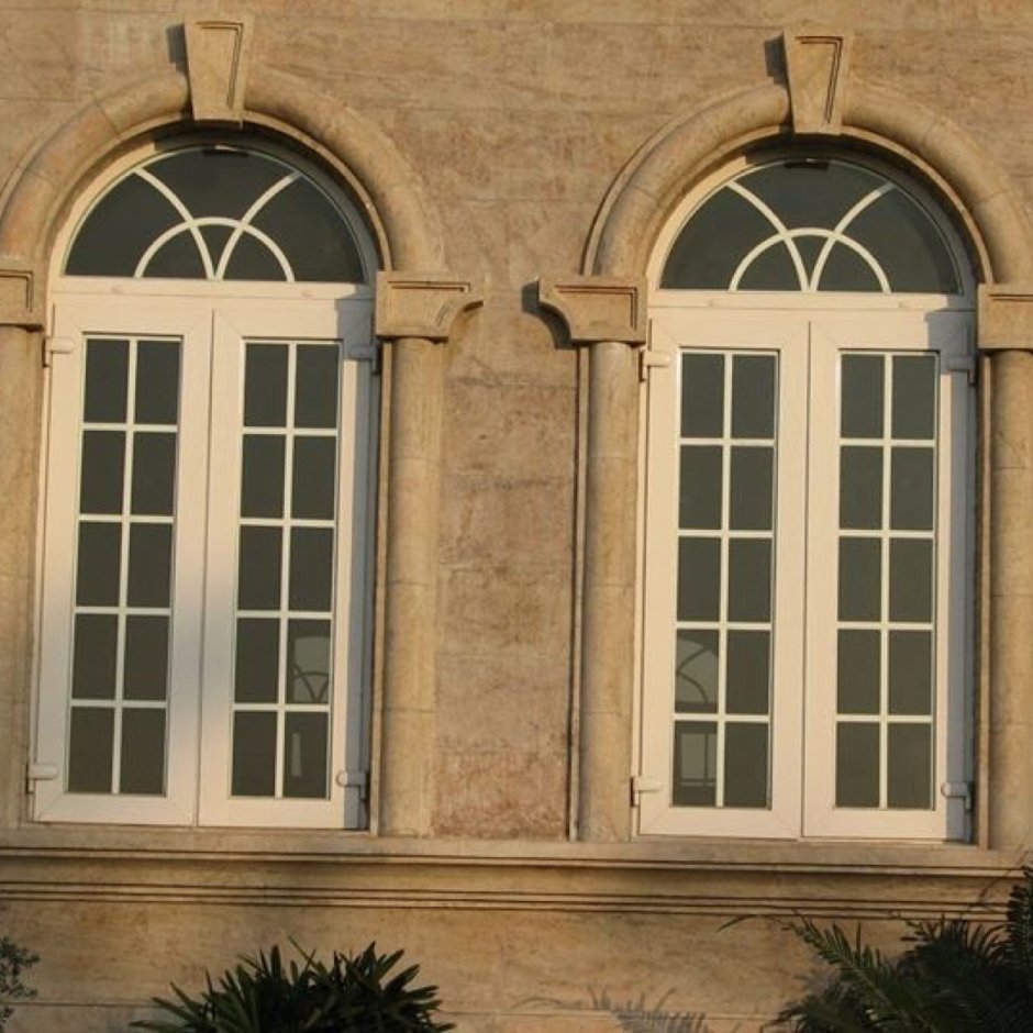 Полуциркульные арочные окна.