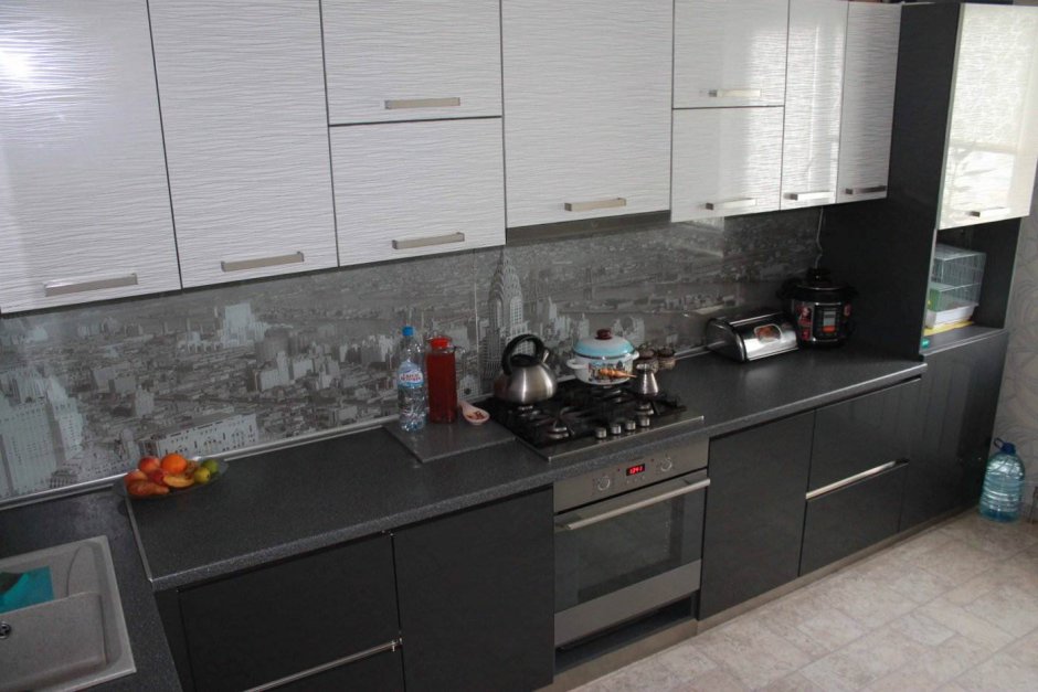 Серый кухонный гарнитур с черной столешницей