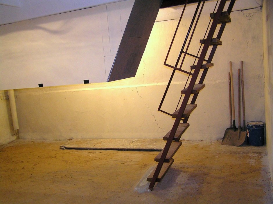 Лестница в подвал гаража