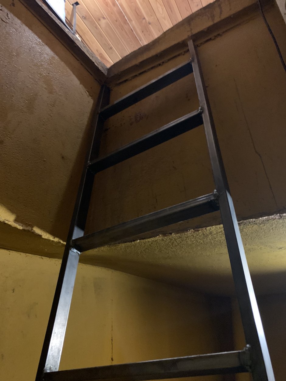 Лестница со спуском в подвал