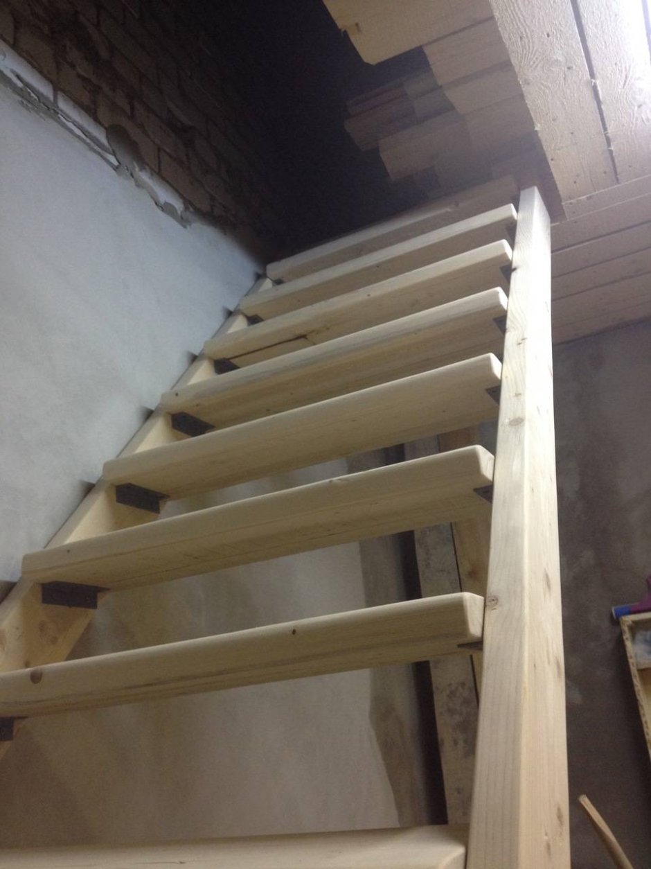 Металлическая лестница в гараже в подвал