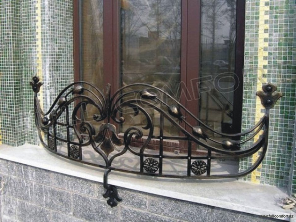 Кованый французский балкончик для цветов