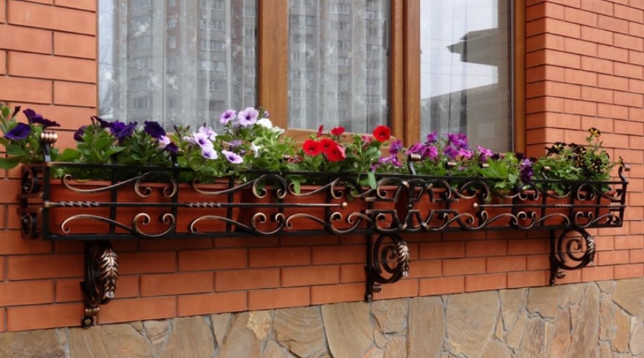 Кованые цветочницы на балкон