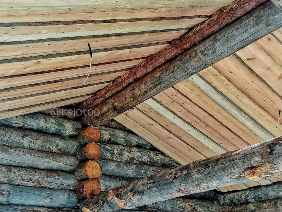 Потолок из необрезной доски