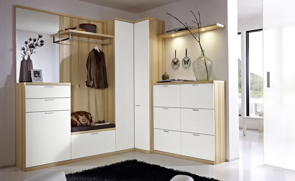 Прихожая белая с деревом