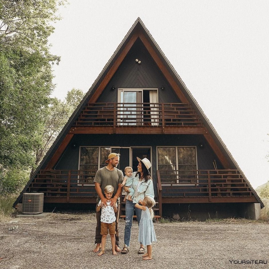 Деревянный домик семья