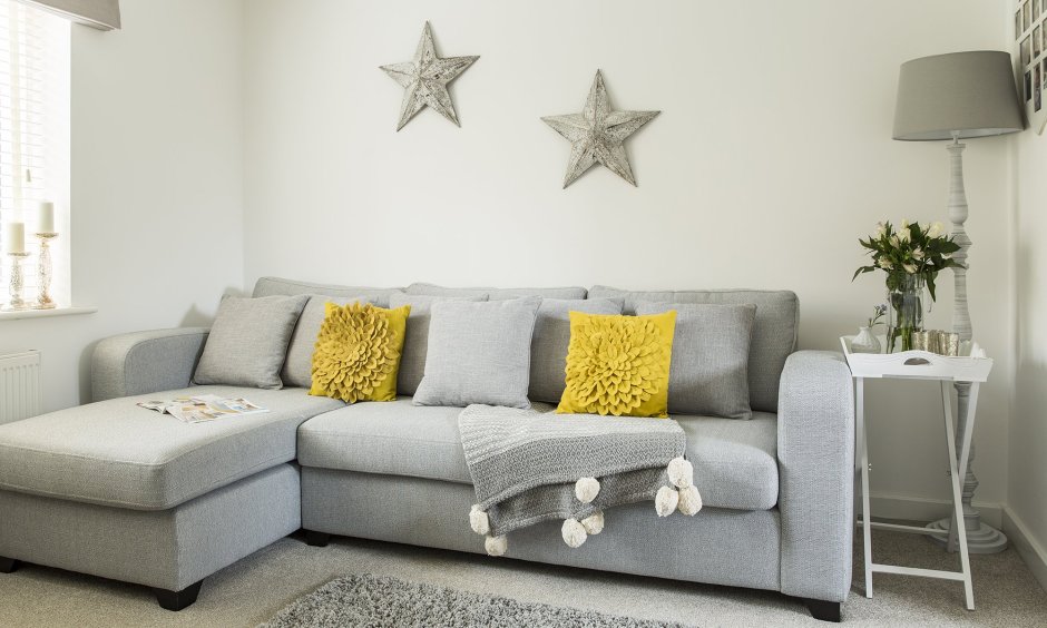 Серый диван и подушки в стиле Сканди