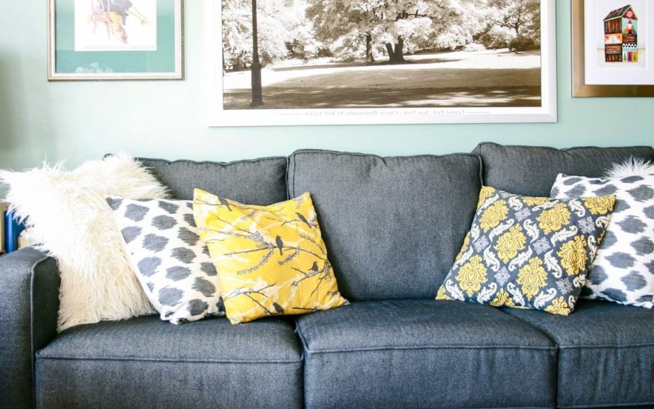 Коричневый диван с желтыми подушками