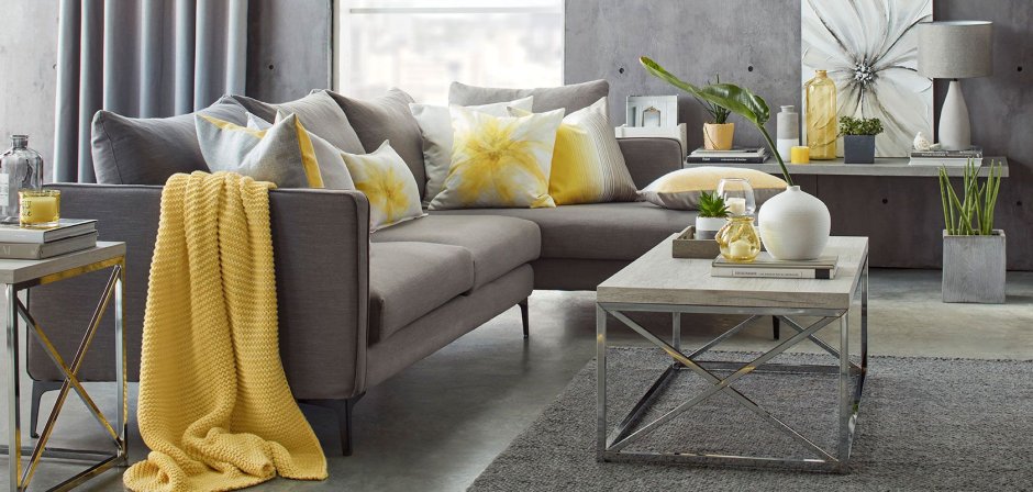 Серый диван с горчичными подушками