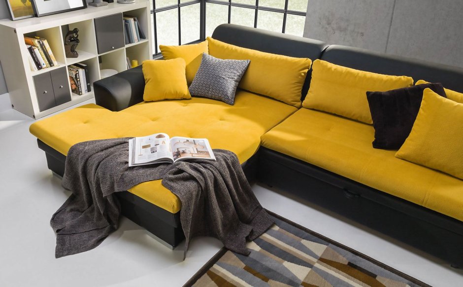 Белый диван с желтыми подушками