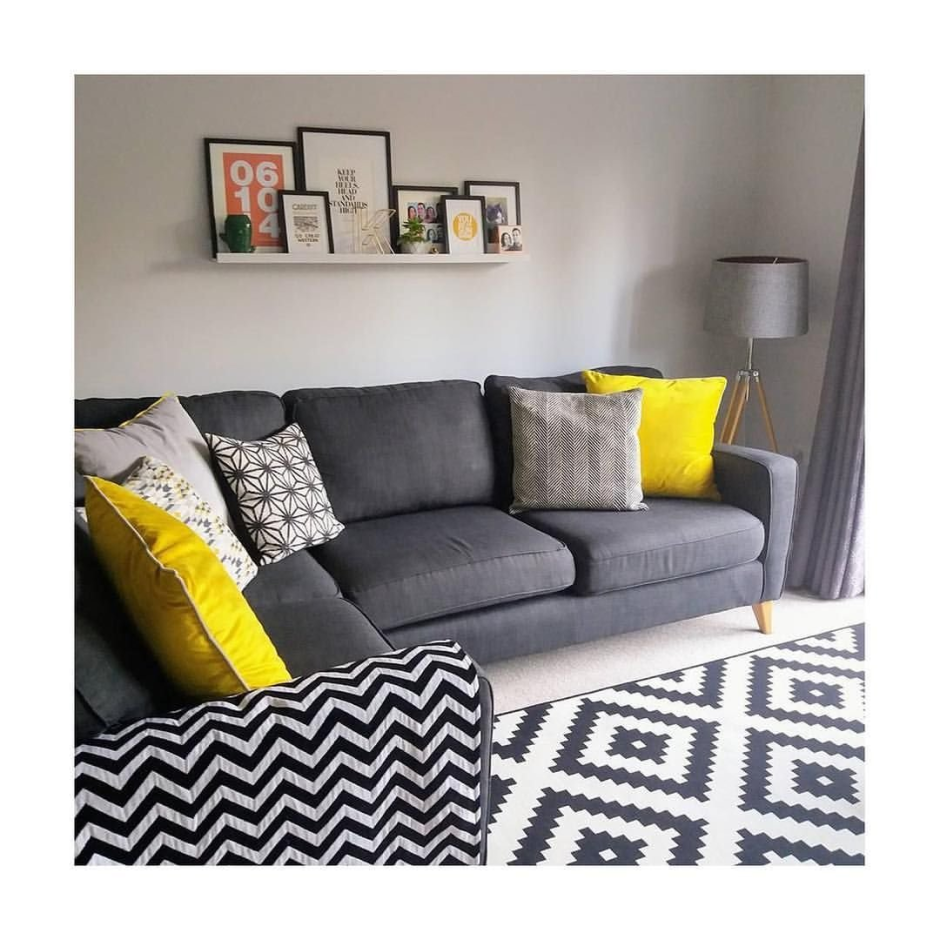 Серый диван с желтыми подушками