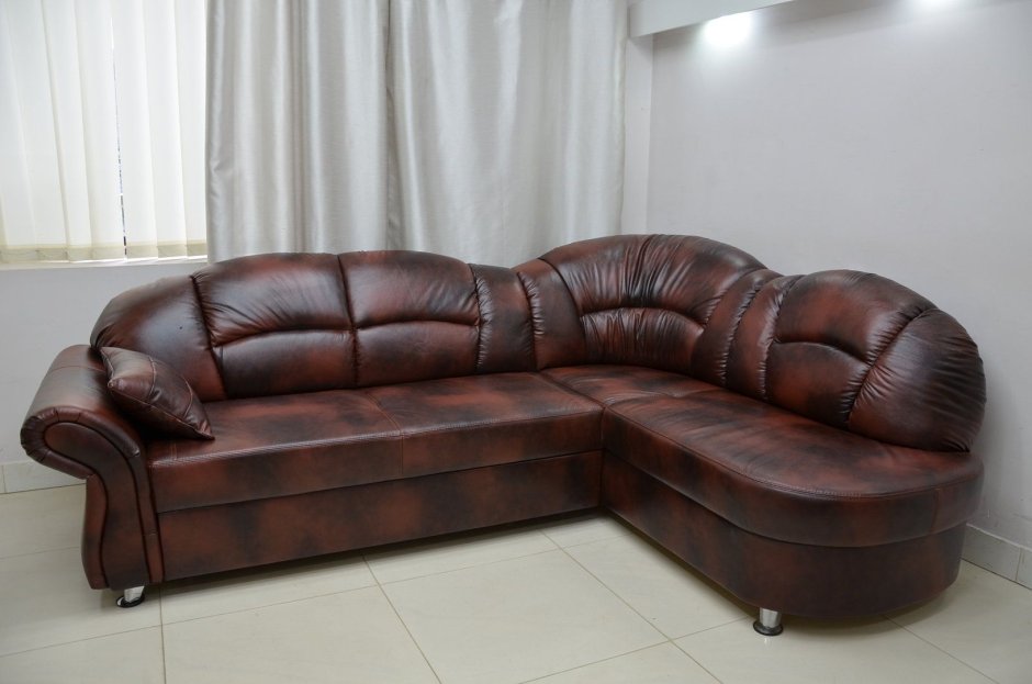 Красивый кожаный диван в интерьере