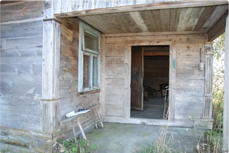 Переделанный старый деревянный домик