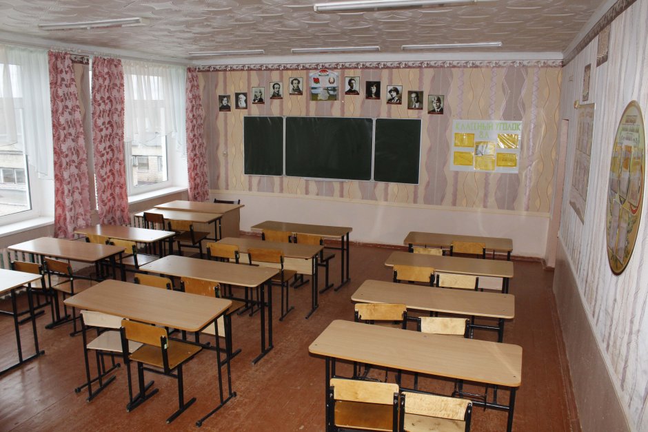 Стены в классе начальной школы