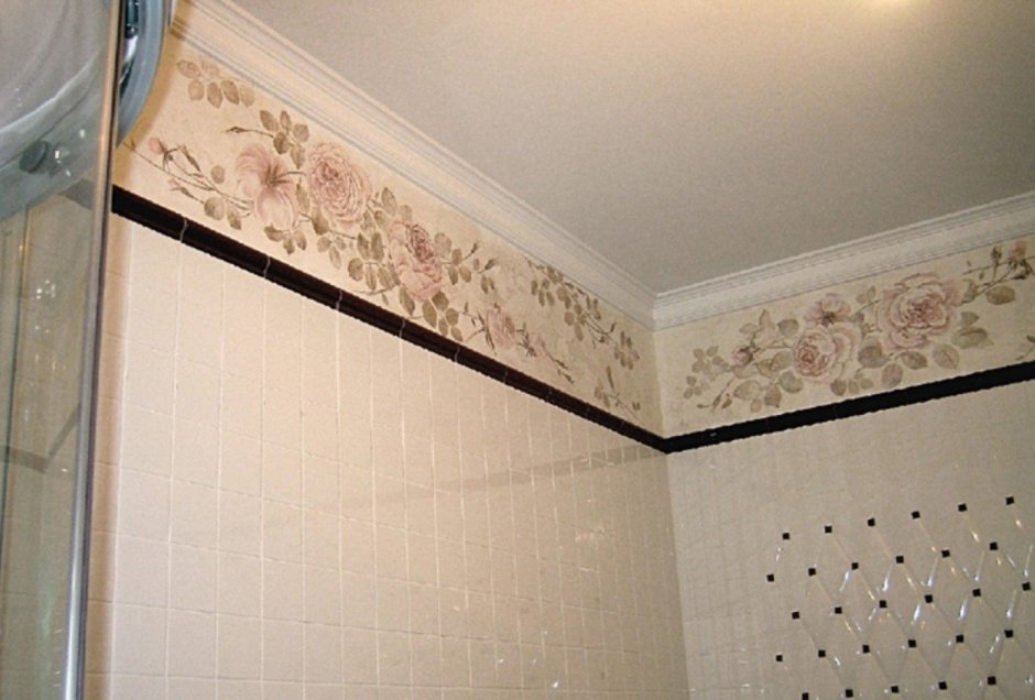 Плинтус на потолок в ванную