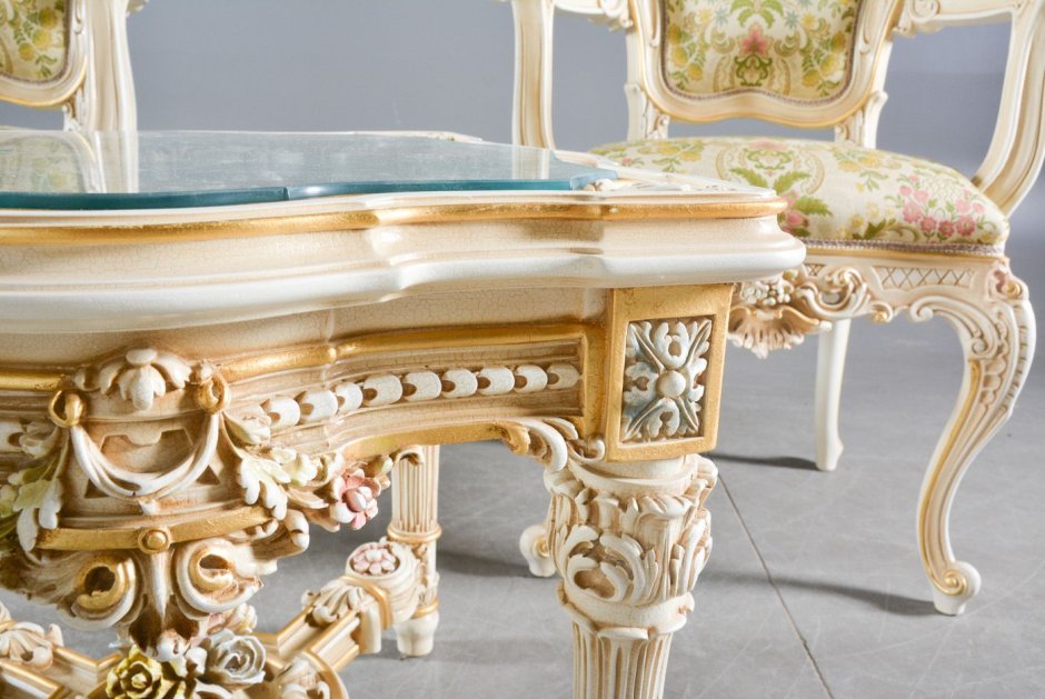Стул и столик в стиле рококо Барокко