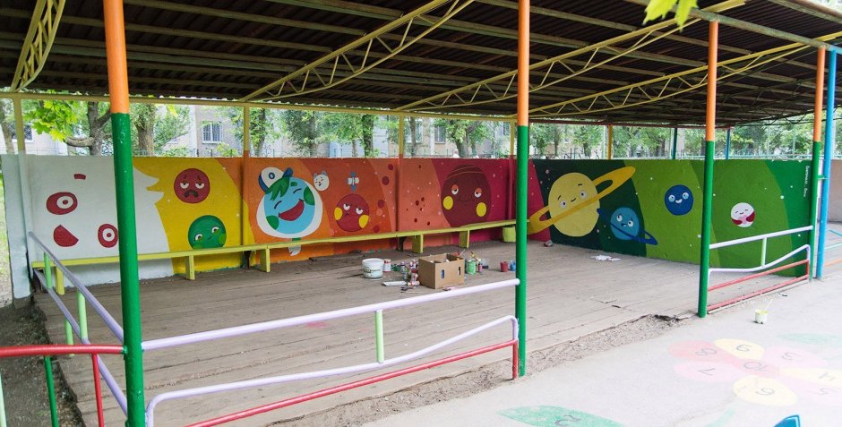 Рисунки на заборе в детском саду