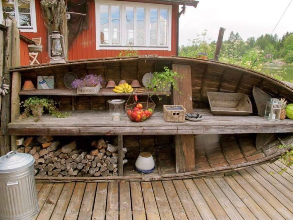 Деревянная лодка в интерьере