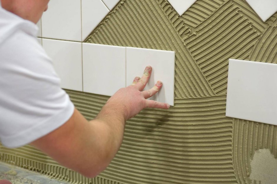 Выкладывание керамической плитки на стену