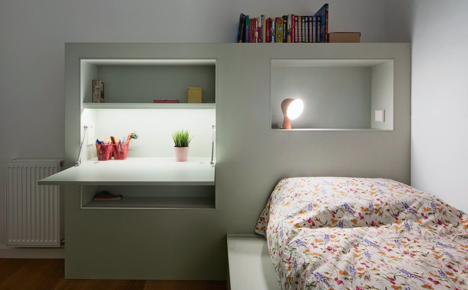 Oak Desk with Shelf in Bedroom d [heo`DRT